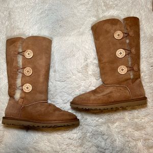 UGG Bailey Button Triplet Boot; size 6